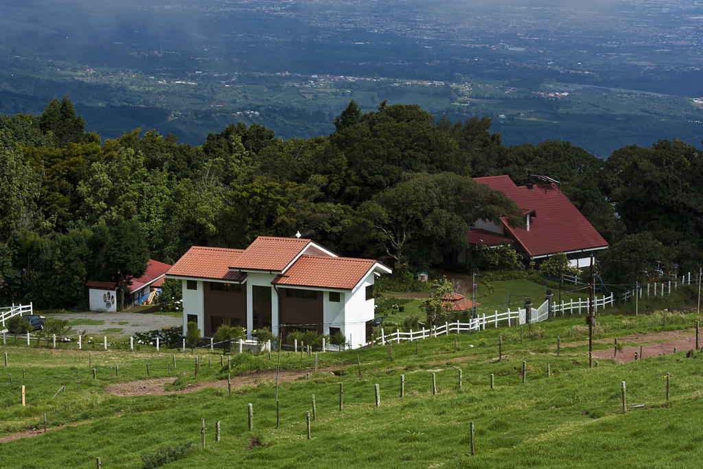 Altura Hotel Poasito Buitenkant foto