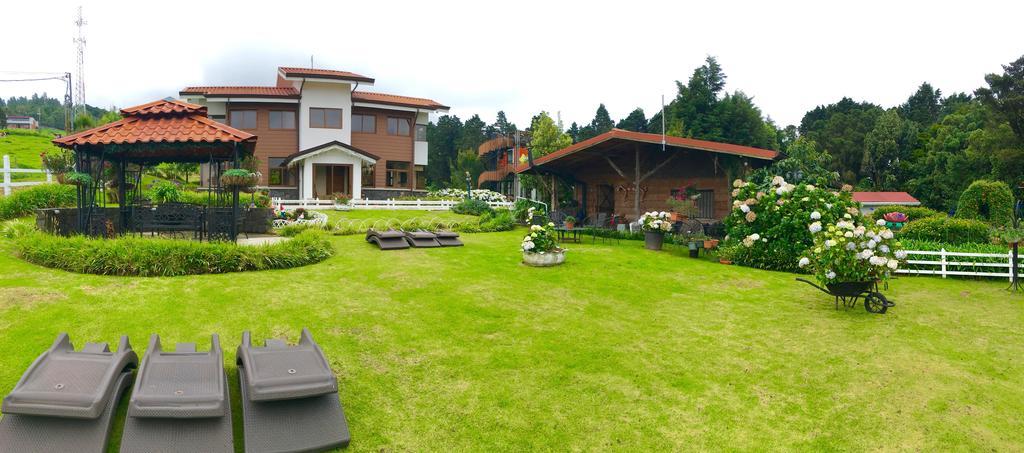 Altura Hotel Poasito Buitenkant foto