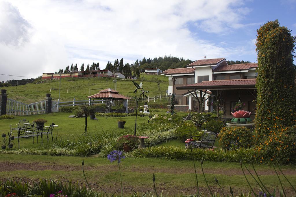 Altura Hotel Poasito Buitenkant foto