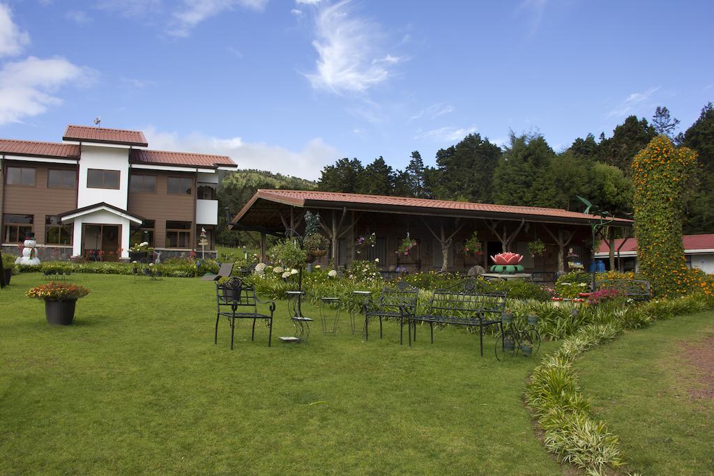 Altura Hotel Poasito Buitenkant foto