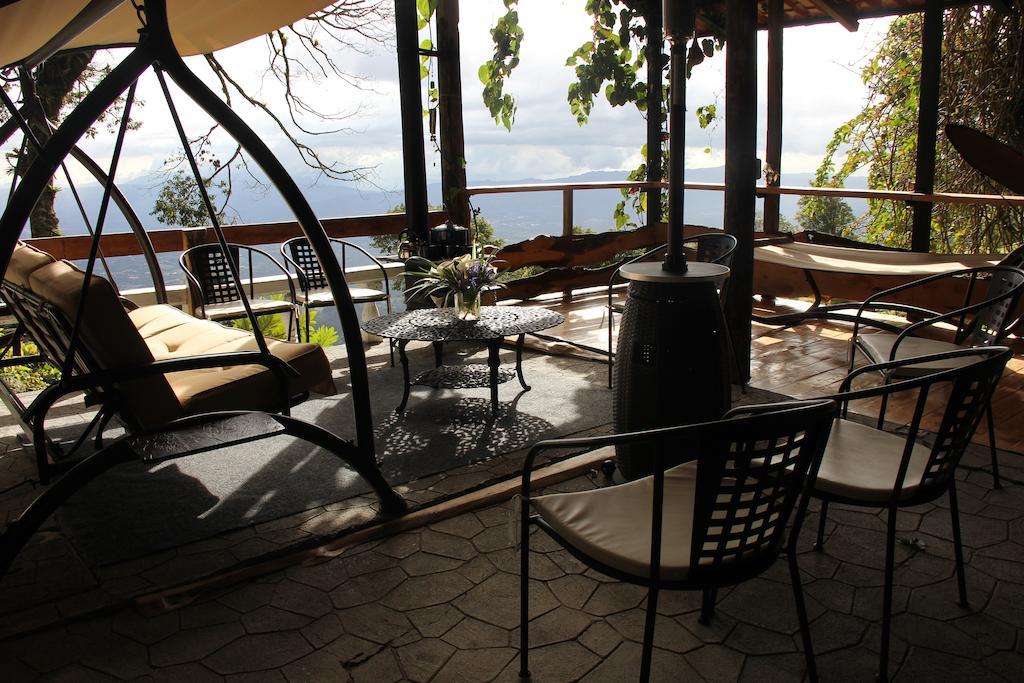 Altura Hotel Poasito Buitenkant foto